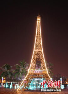 ?？诂F山寨埃菲爾鐵塔，夜晚亮燈奪眼球